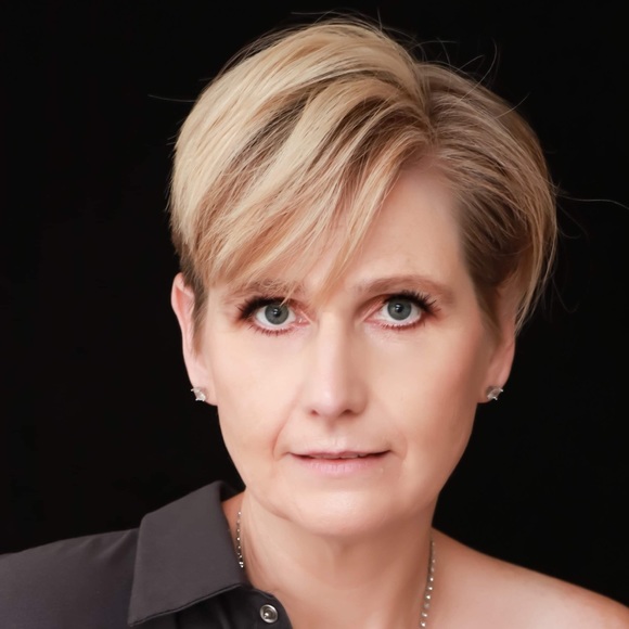 Meet your Posher, Lanora - Picture 4 of 7